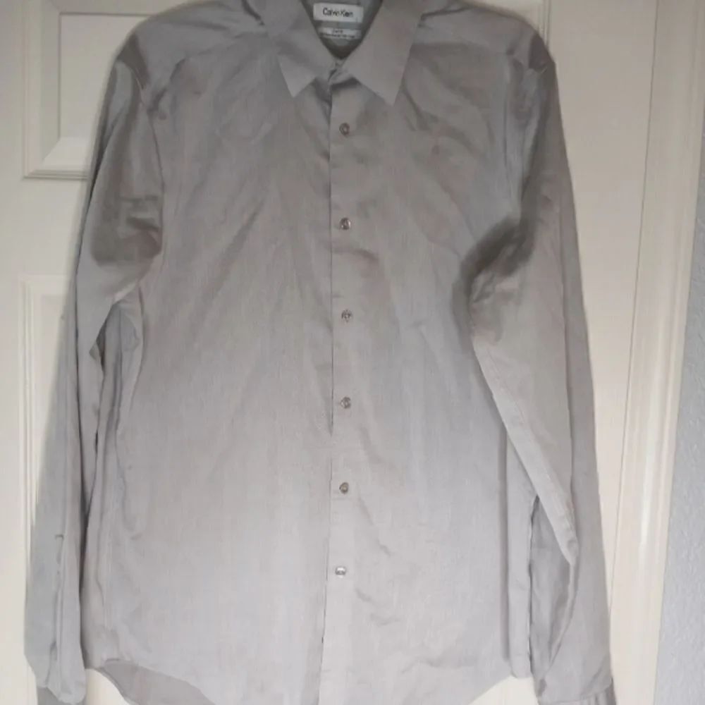 Calvin Klein DressShirtMens 16 1/2 34/35 SilverGrayL/Sl SlimFitNonIron ButtonUp.